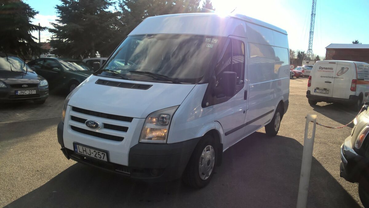 8 köbméteres Ford Transit dobozos kisbusz bérlés Győrben