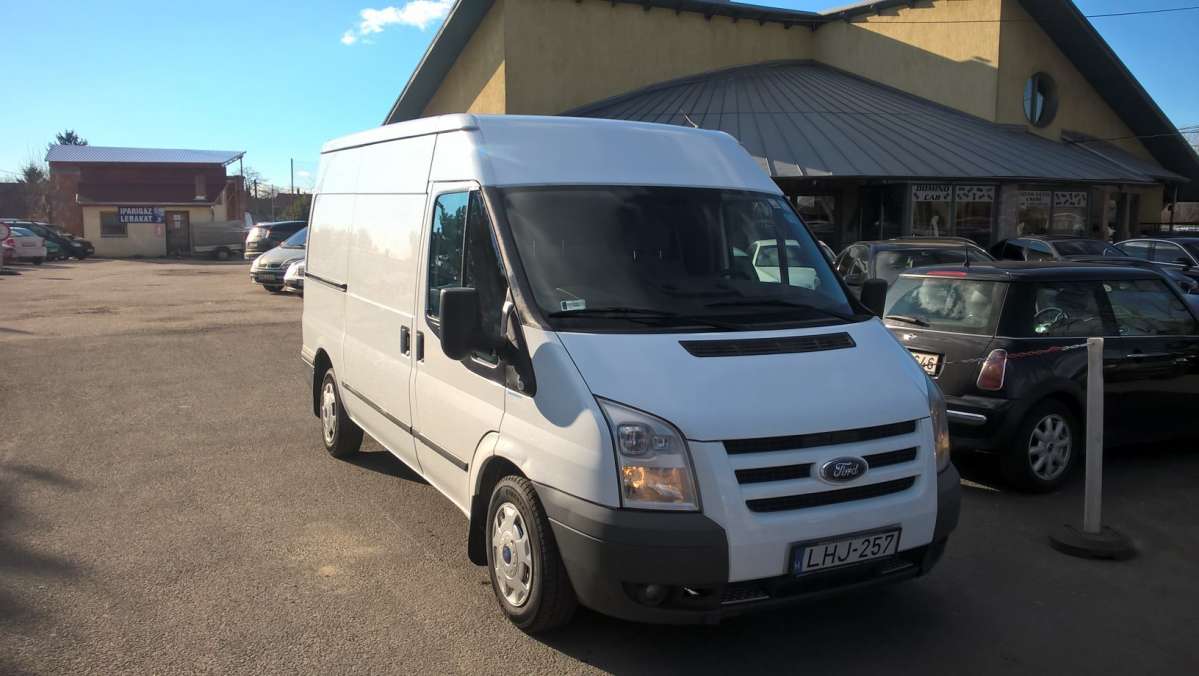 8 köbméteres Ford Transit kisteherautó bérlés Győrben, akár sofőrrel is