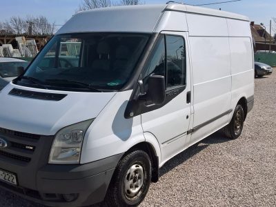 Ford Transit kisbusz bérlés 8 köbméteres raktérrel Győrben